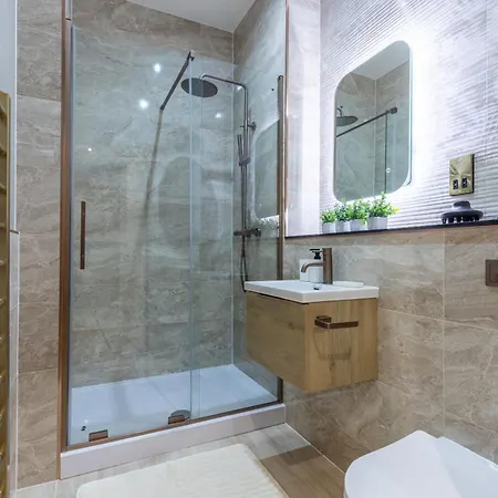 Luxe With Parking, 8 Mins To Station!