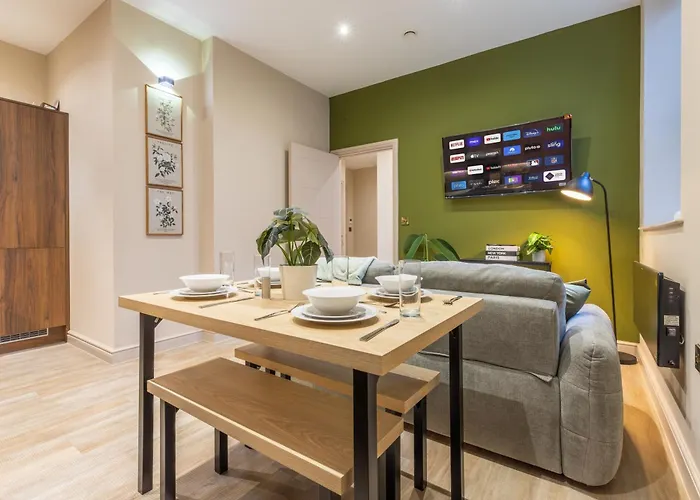 Apartment Luxe With Parking, 8 Mins To Station! *