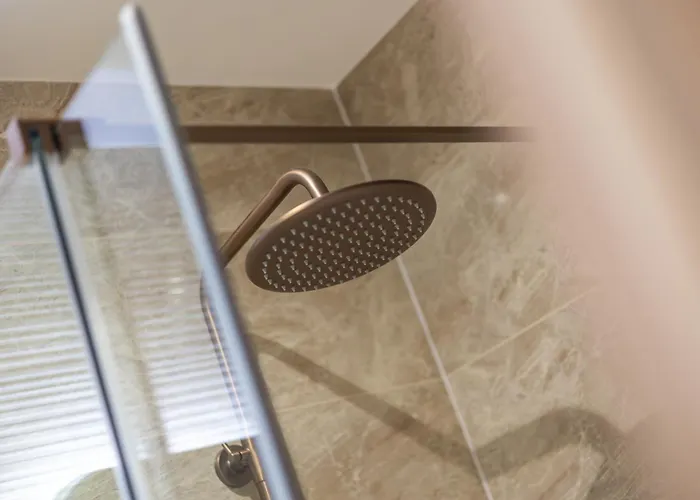 Luxe With Parking, 8 Mins To Station! Apartment