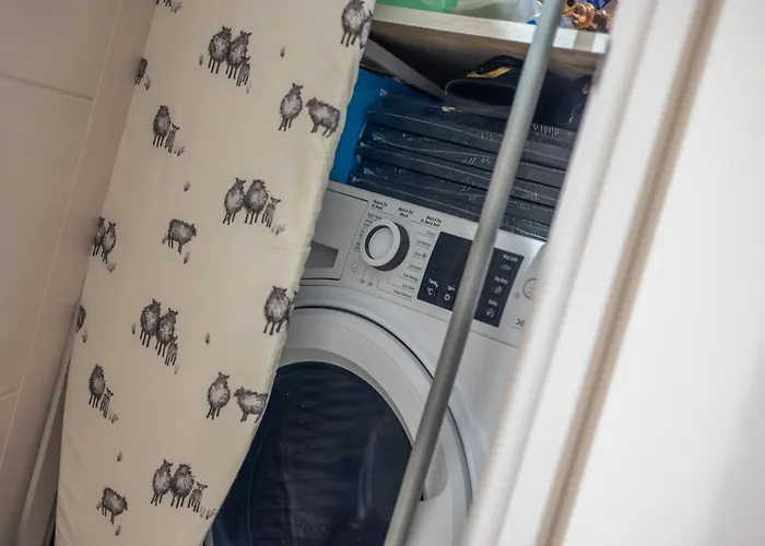 Apartment Luxe With Parking, 8 Mins To Station! *