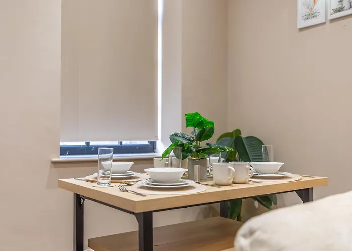 Luxe With Parking, 8 Mins To Station! *