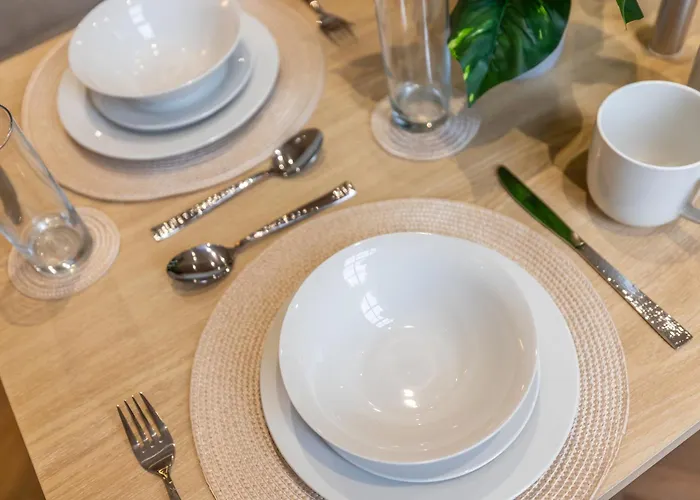 Luxe With Parking, 8 Mins To Station! Apartment