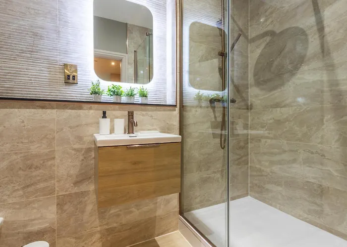 Apartment Luxe With Parking, 8 Mins To Station! *