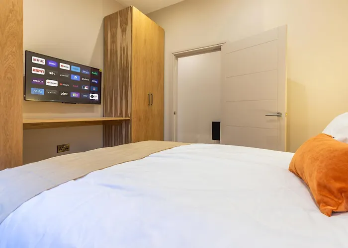 Luxe With Parking, 8 Mins To Station! *