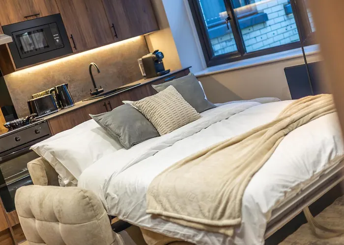 Luxe With Parking, 8 Mins To Station!