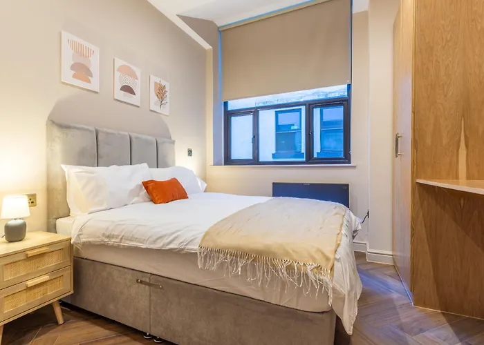 Luxe With Parking, 8 Mins To Station!