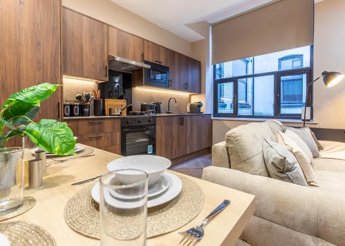 Luxe With Parking, 8 Mins To Station! *