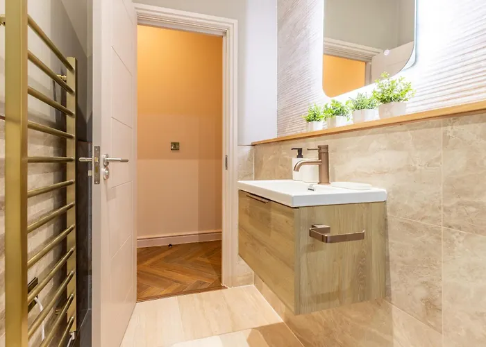 Luxe With Parking, 8 Mins To Station! Apartment