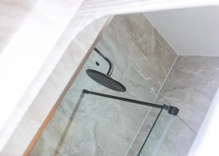 Luxe With Parking, 8 Mins To Station! Apartment *