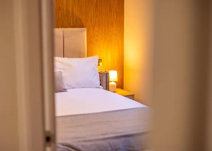 Luxe With Parking, 8 Mins To Station! 아파트 리즈