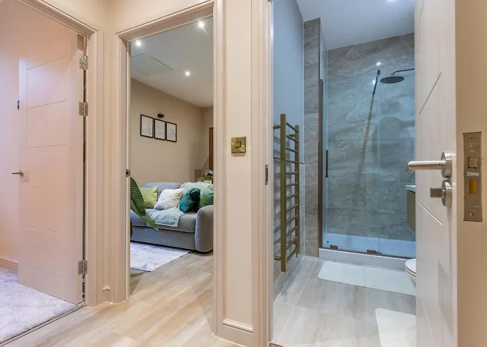 Luxe With Parking, 8 Mins To Station!