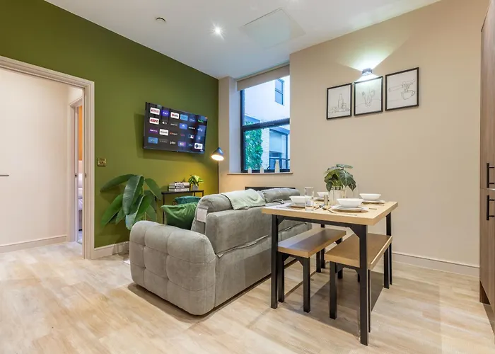 Apartment Luxe With Parking, 8 Mins To Station! *