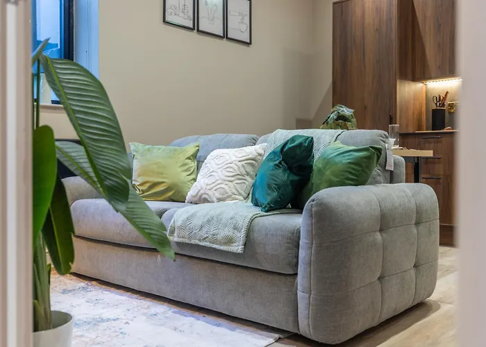 Luxe With Parking, 8 Mins To Station!