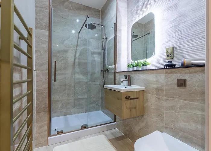 Luxe With Parking, 8 Mins To Station!