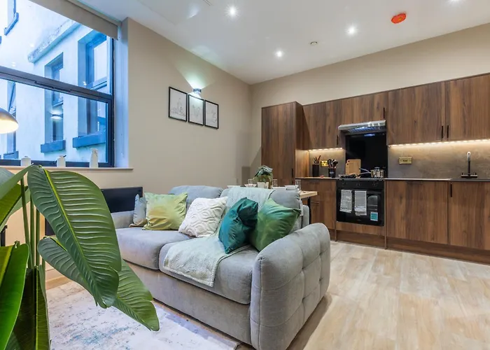 Luxe With Parking, 8 Mins To Station!