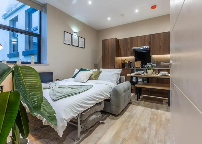 Luxe With Parking, 8 Mins To Station! Apartment