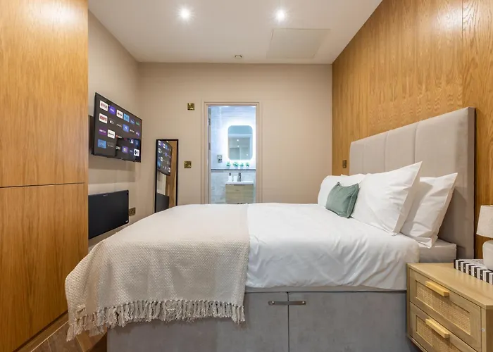 Luxe With Parking, 8 Mins To Station! 아파트 리즈